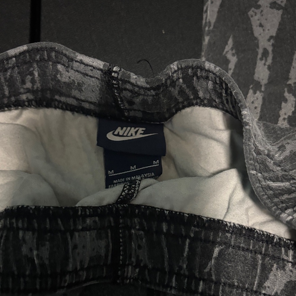 Nike Kids Black and Gray Patterned Leggings - Picture 2 of 2